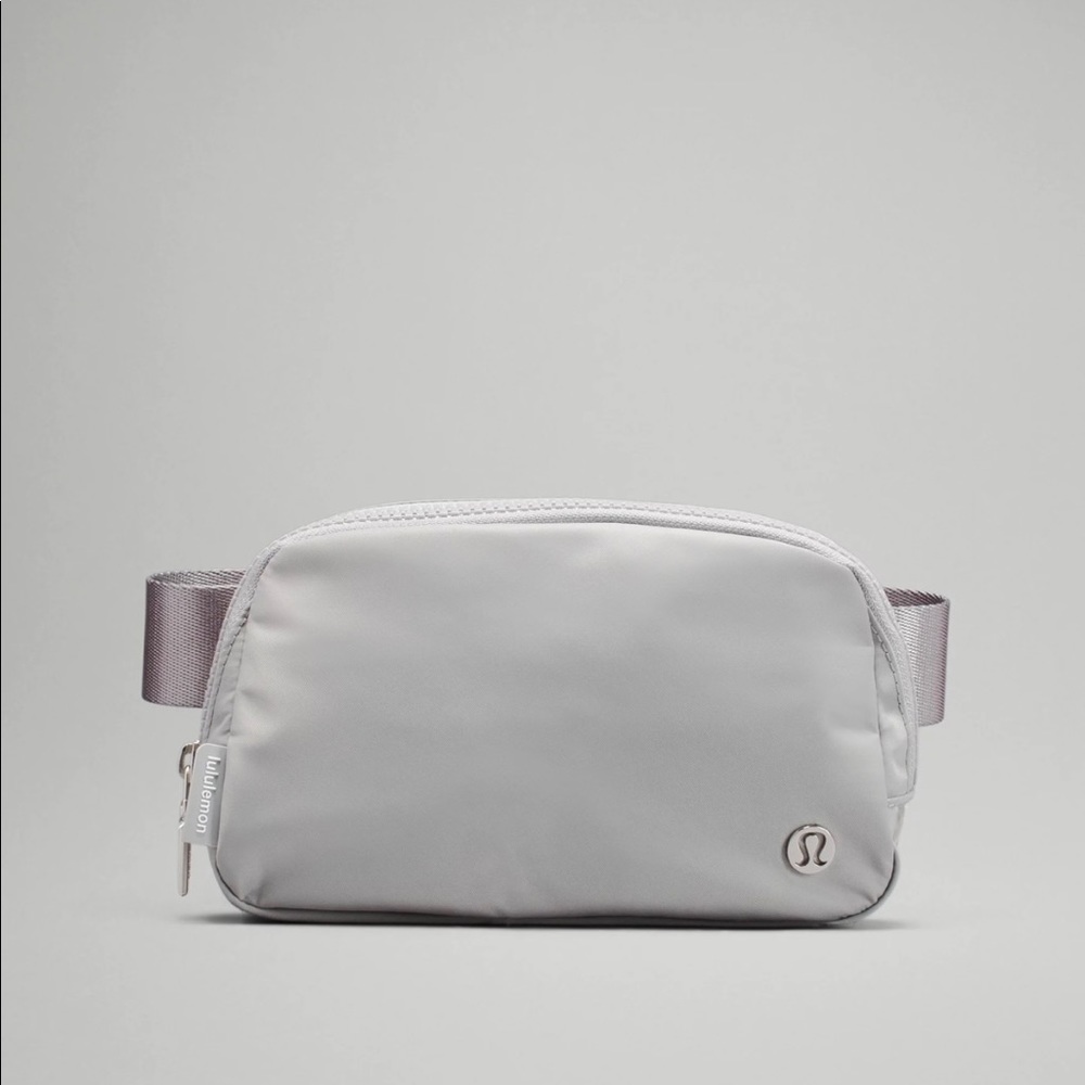 Lululemon Everywhere Belt Bag (New Version) - Silver Drop